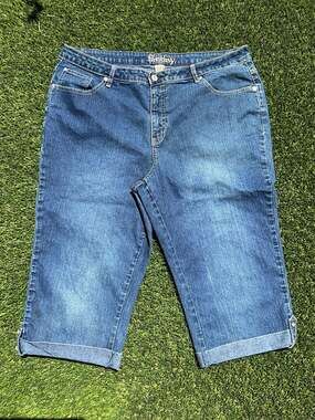 Fantasy Woman Mid-Wash Denim Cuffed Capri Shorts Size 18